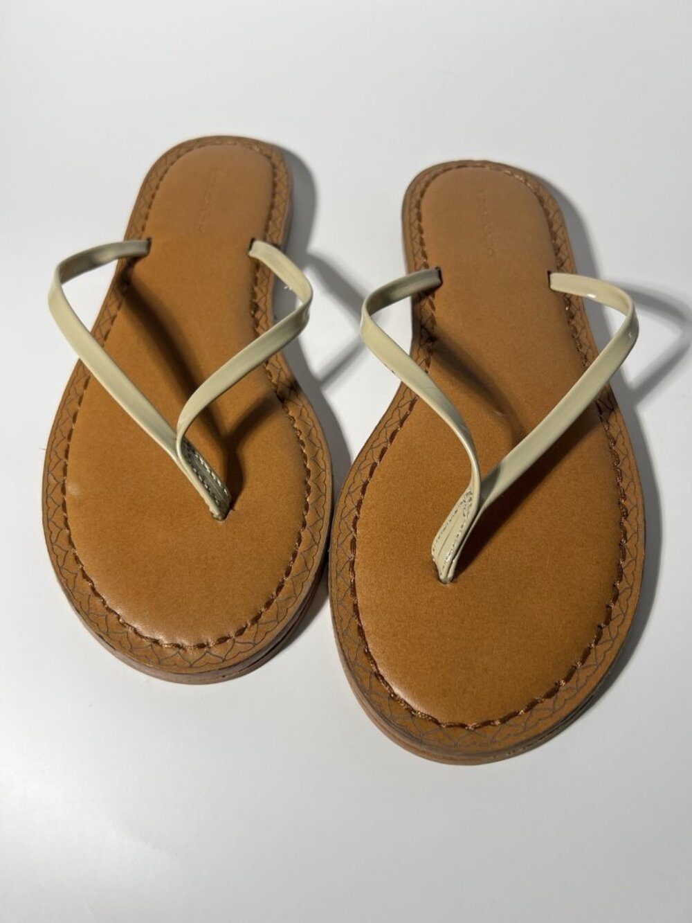 Vineyard Vines Patent Leather Thong Sandals Camel Women’s Size 9